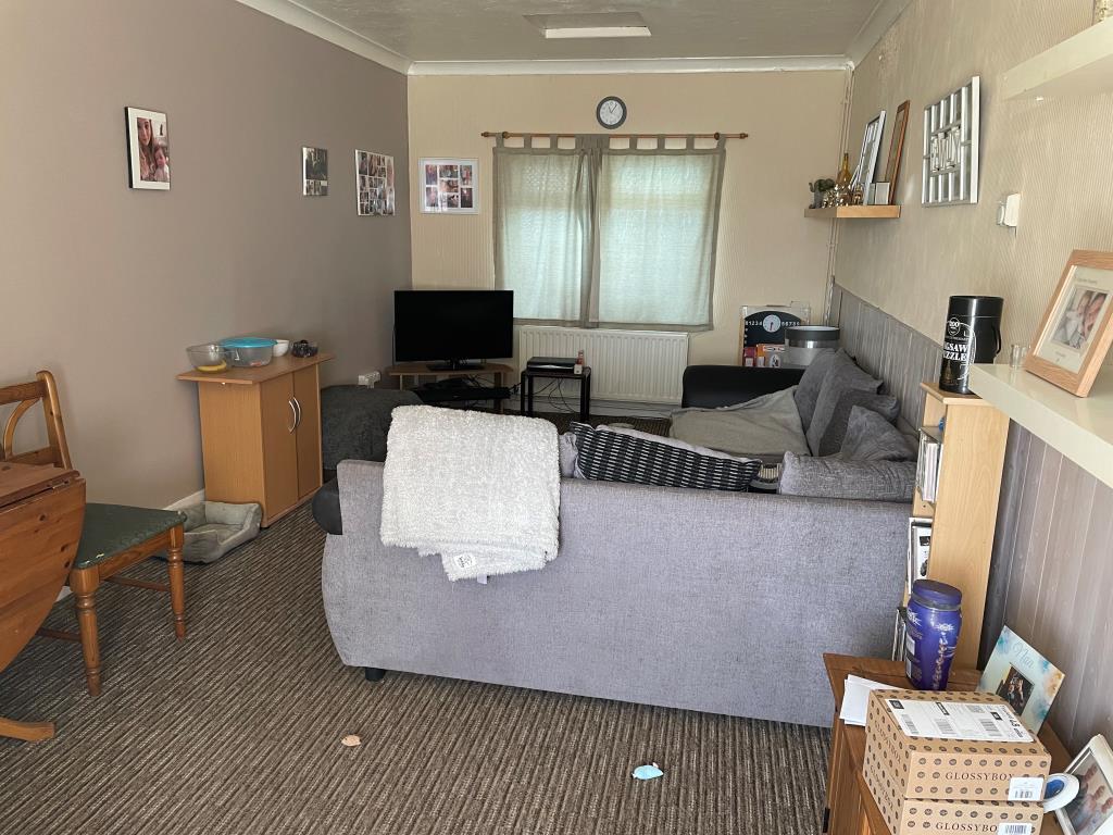 Lot: 67 - BUNGALOW FOR INVESTMENT - Living room